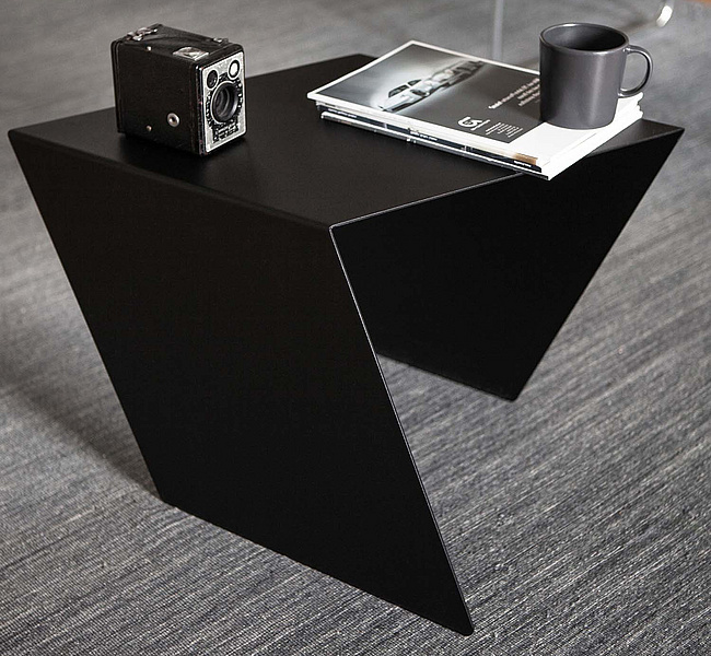 schwarzer geometrischer Tisch von studio makuko mit Tasse und Kamera