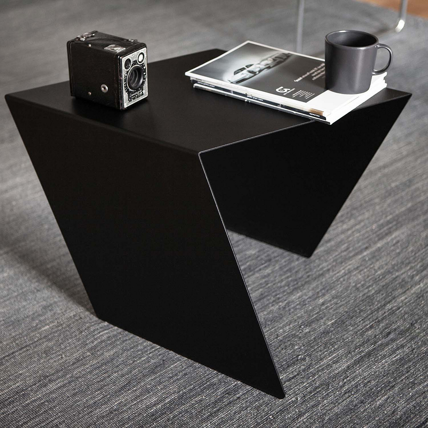 schwarzer geometrischer Tisch von studio makuko mit Tasse und Kamera