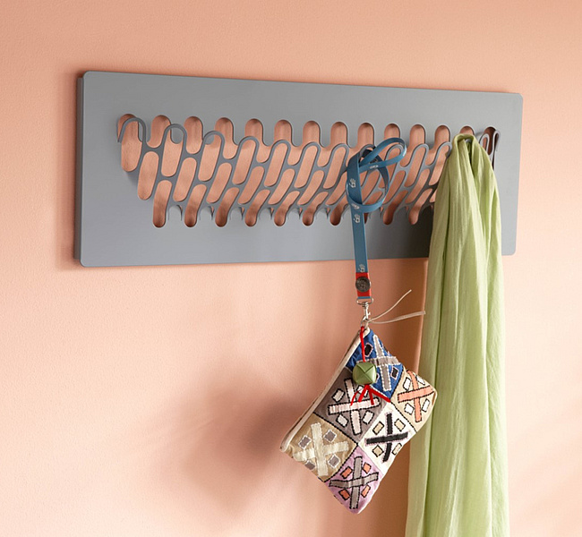 Graue Stahlgarderobe an lachsfarbener Wand