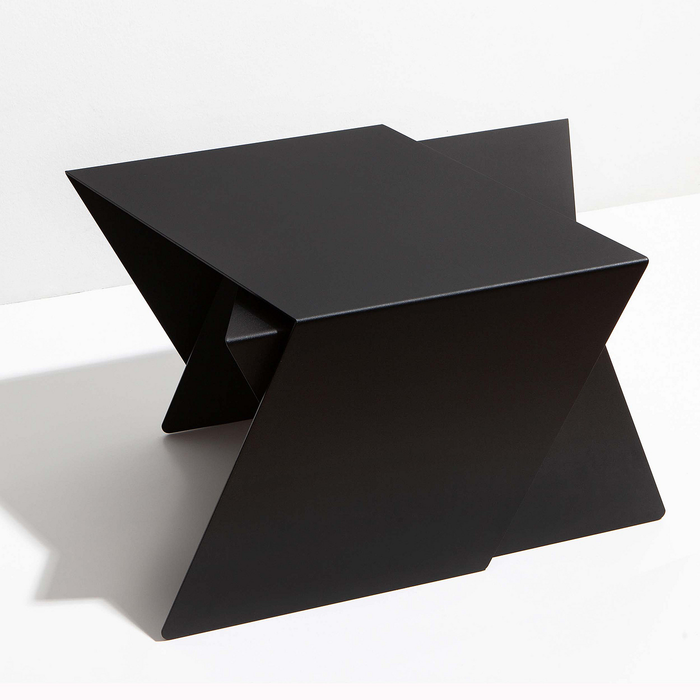 schwarzer geometrischer Tisch von studio makuko 