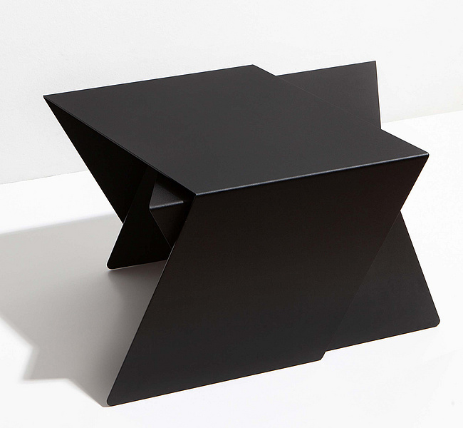 schwarzer geometrischer Tisch von studio makuko