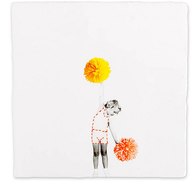 StoryTiles Fliese mit kleinem Kind, dass gelben und orangefarbenen Pompom hält