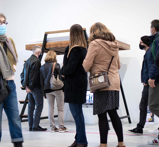 BLICKFANG Besucher:innen bestaunen das Hochbett von Jakob Glasner