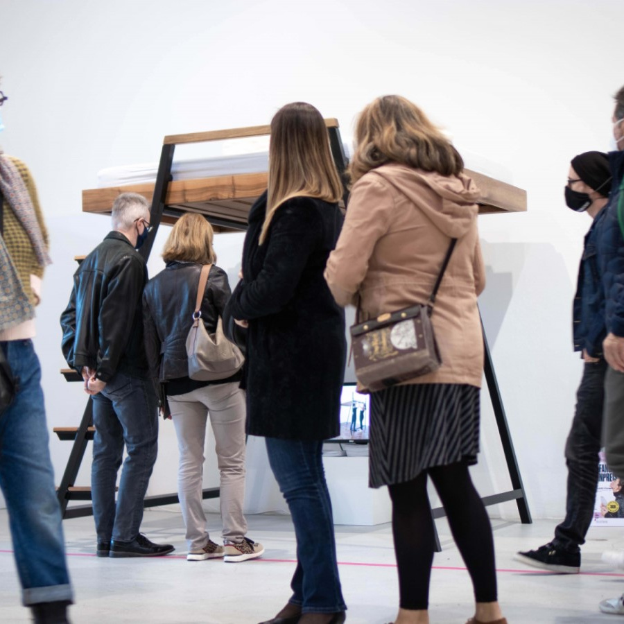 BLICKFANG Besucher:innen bestaunen das Hochbett von Jakob Glasner