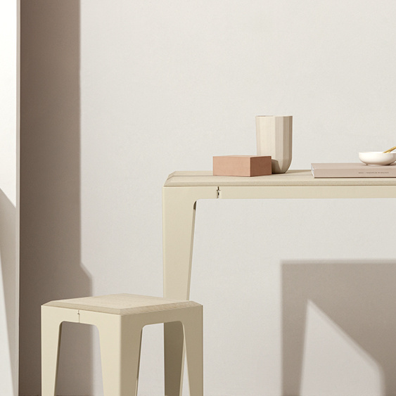 Nachhaltige Möbelstücke in gedeckten Farben 