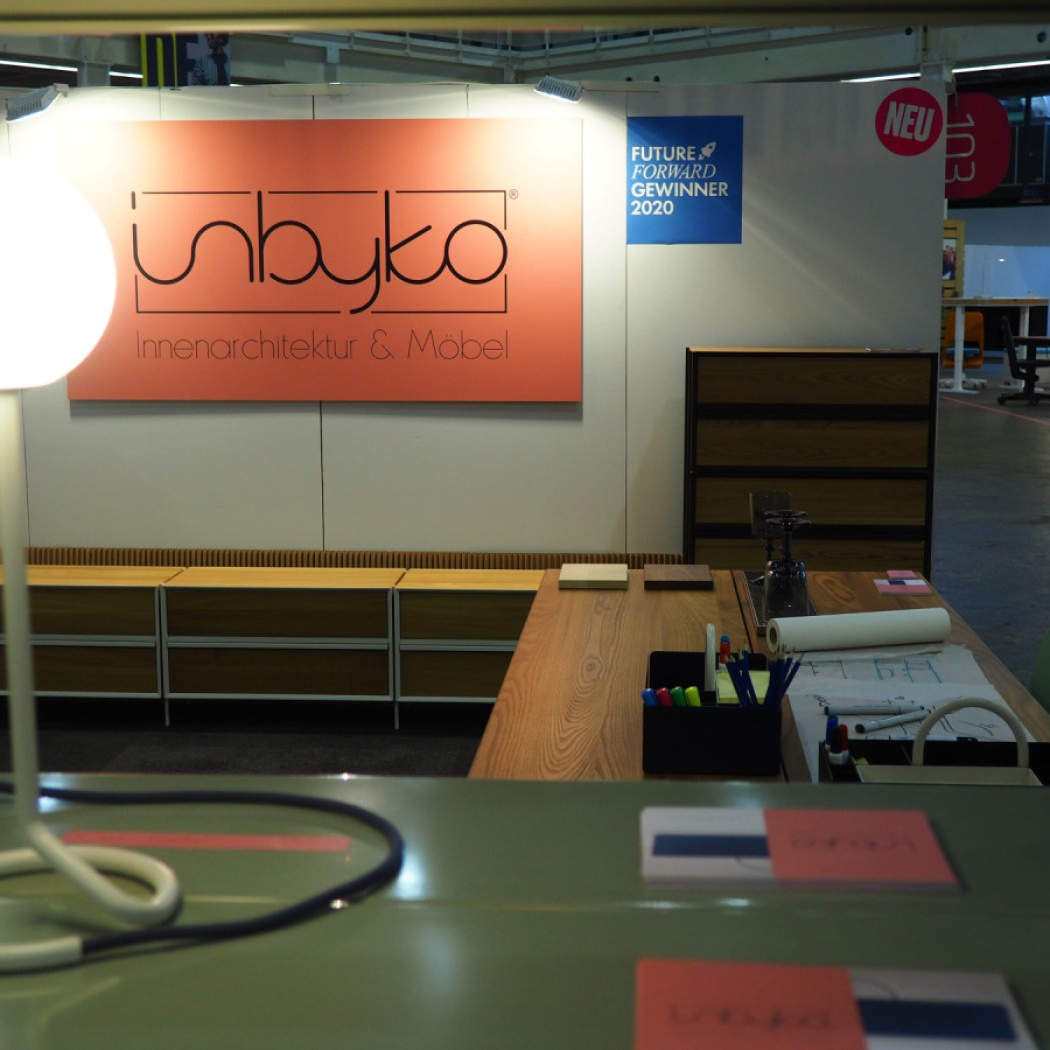Blickfang Designmesse Stand von inbyko mit großem Logo