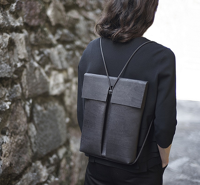 Rucksack aus Korkleder Schwarzer, klar geschnittener und eleganter Rucksack aus Korkleder. Getragen von einem Model.