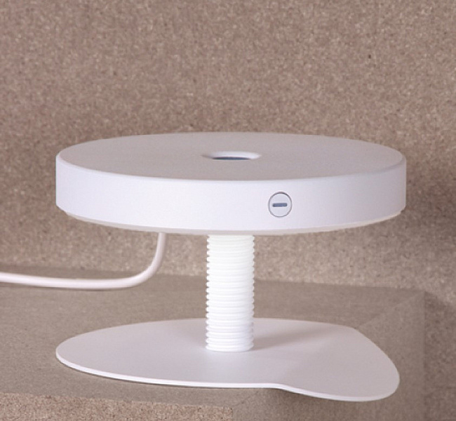 Schwarze runde Tischleuchte von JBNG auf Bücherstapel