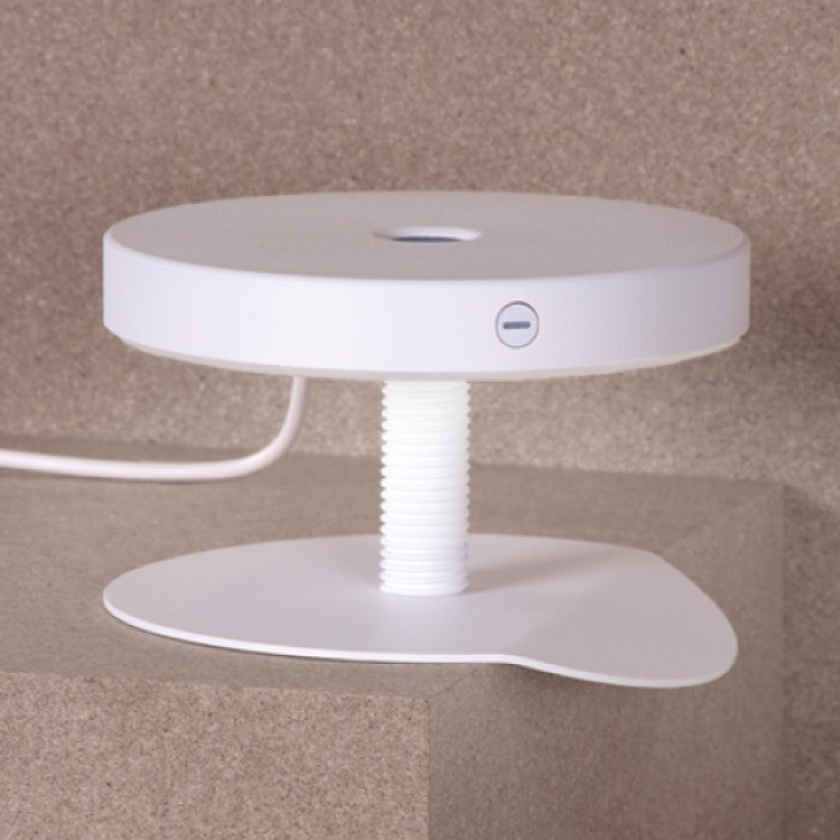 Schwarze runde Tischleuchte von JBNG auf Bücherstapel