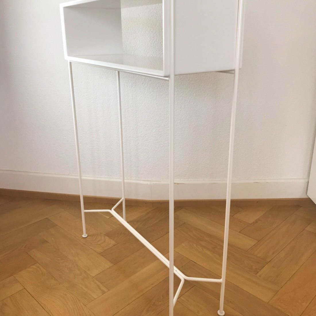 Weißes, minimalistisches Metallregal von inbyko