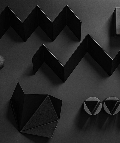 geometrisches schwarzes Zig-Zag Wandregal vor schwarzem Hintergrund