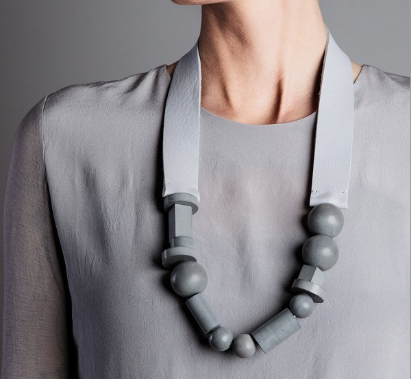 Kette mit Elementen aus Beton