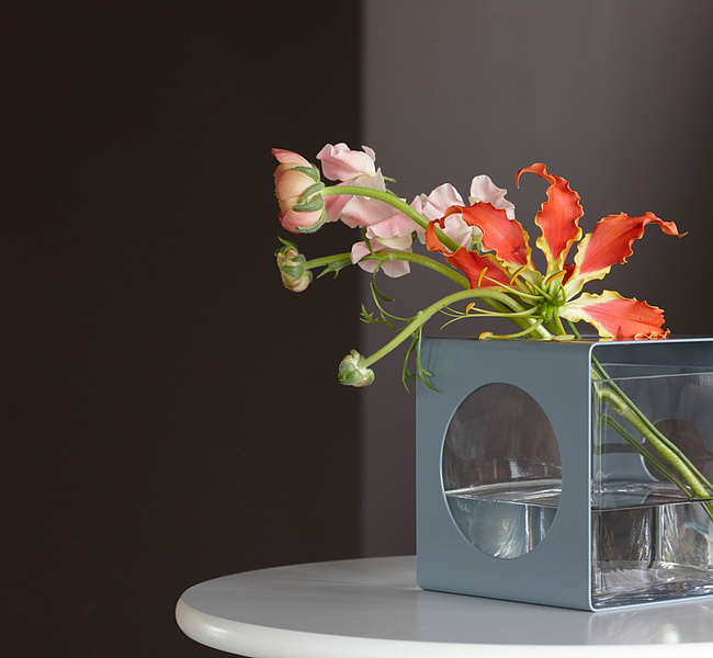 Quadratische graue Glasvase mit Blumen von Konstantin Slawinski