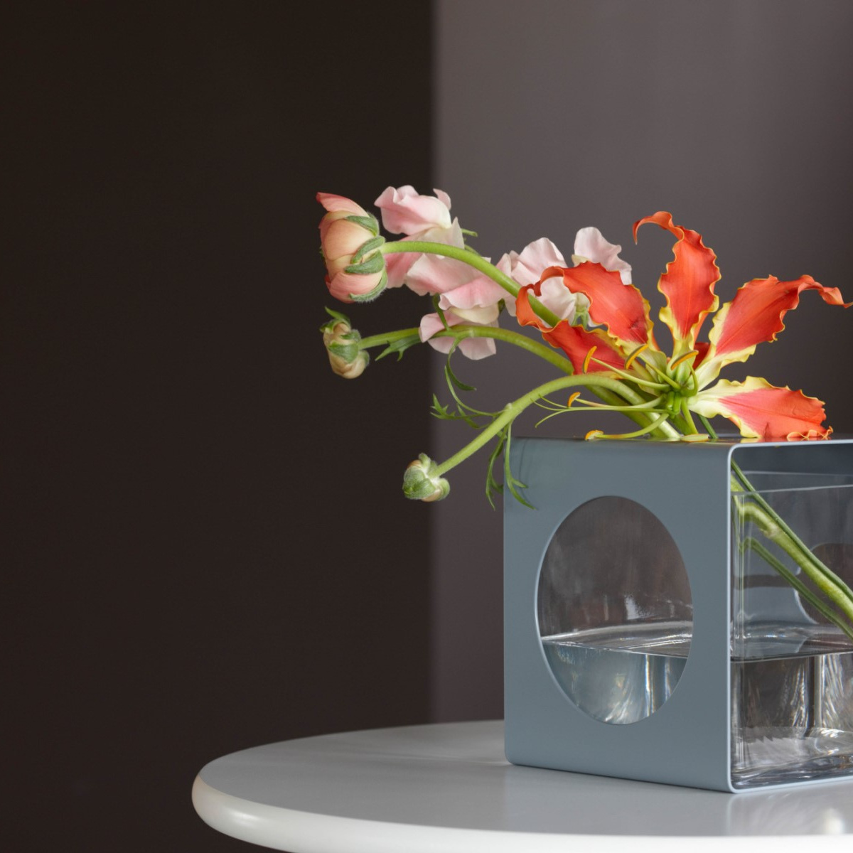 Quadratische graue Glasvase mit Blumen von Konstantin Slawinski