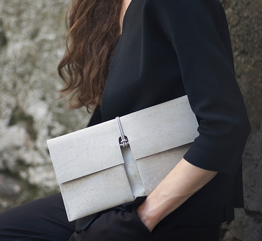 Hellgraue Clutch aus Korkleder