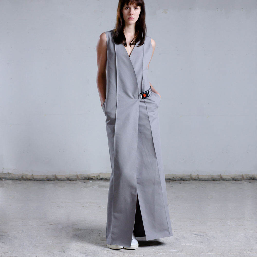 Graues Wickelkleid mit Gürtel an Model